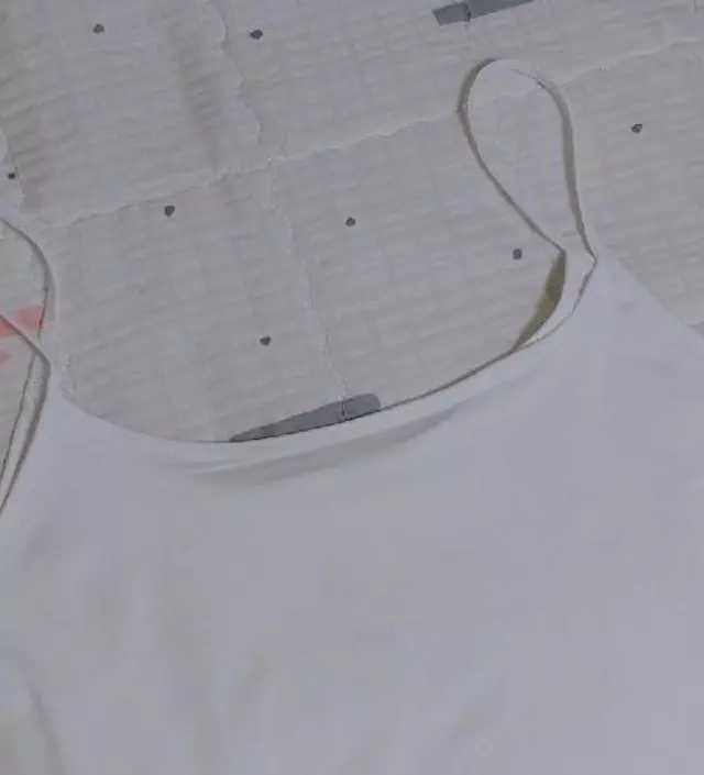 뭔가 몸에 붙안붙는 핏이고 생각보다 가로가 넓어서 가슴쪽이 숭덩숭덩하다고 해지네요