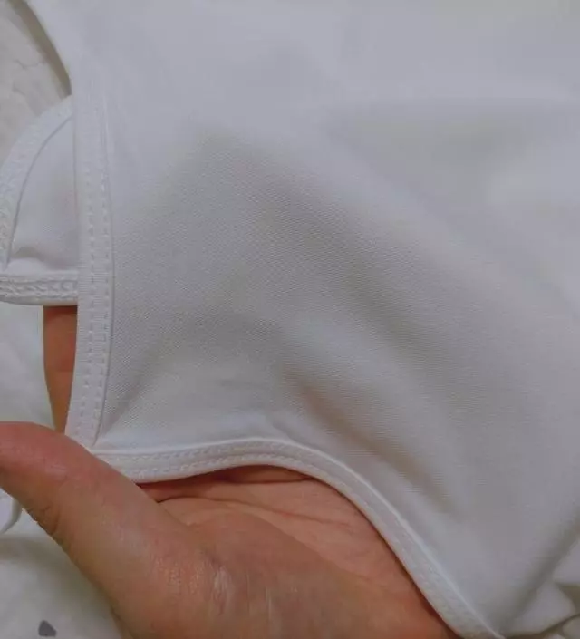 뭔가 몸에 붙안붙는 핏이고 생각보다 가로가 넓어서 가슴쪽이 숭덩숭덩하다고 해지네요