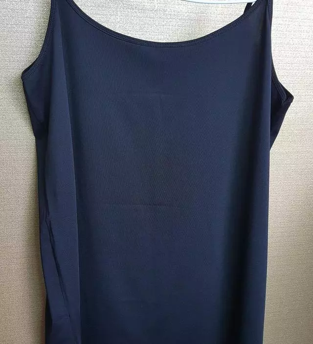 생각보다 두께감이 있어서 받아보았을때 놀랬는데 입어보니 딱 달라붙지 않고 생각보다