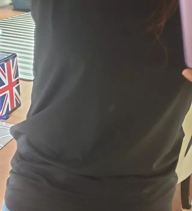 여름 티셔츠는 아무래도 얇고 암홀이커서 
