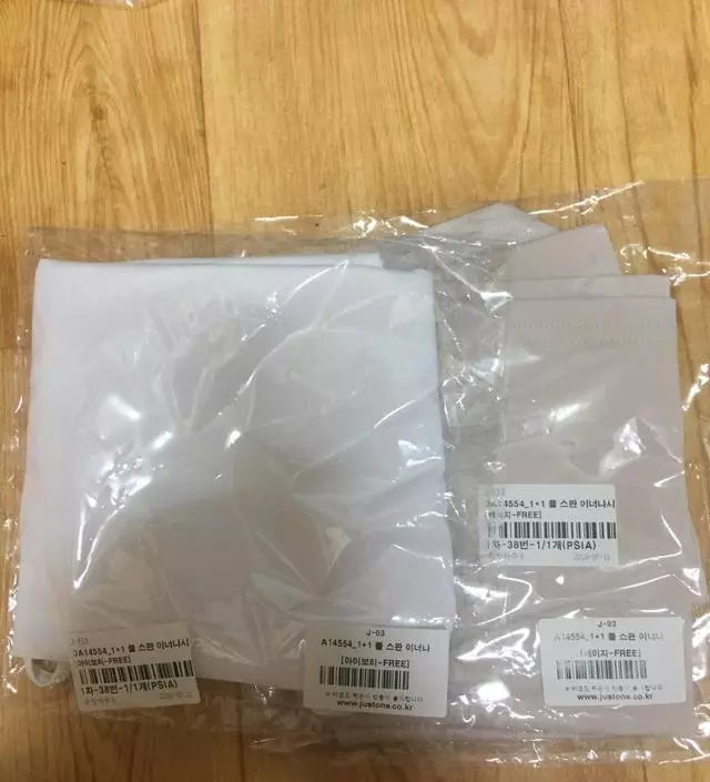 여름에 시원하게 입을 수 있을 것 같아요.  사이즈도 적당하고 좋습니다. 