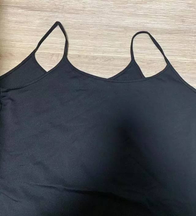 길이도 길고 정말 좋아여. 달라붙지 않는 소재에요 길이는 길고 품은 큽니다