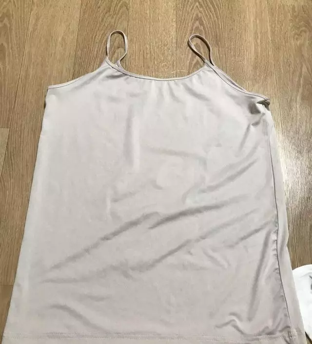 우선 달라붙지 않아 좋은데 저한텐 큰편이에요. 특히 겨드랑이 부분이요. 하지만 입으면