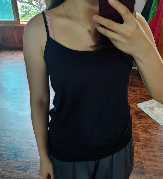 조금 타이트했음 좋겠는데 약간 넉넉하구요. 일자로 내려오는 옷이라 엉덩이는 안 넉넉