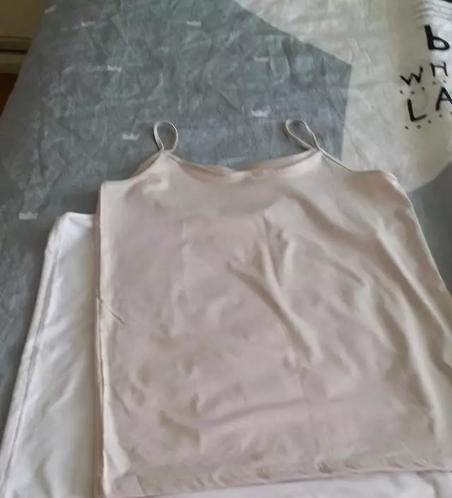 몸에 붙지않고 끈길이가 적당해서 가슴부분 많이 파이지않아 좋아요
