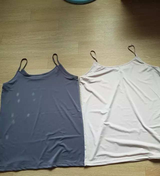 원단이 실크처럼 부드럽고 고급스러운 느낌이 듭니다ㆍ사계절 전용 입어도 좋을것 같아