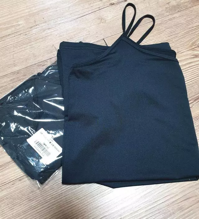 부드럽고 원단이 특수해서 그런가 요즘 이너로 입기 딱 좋네요~~거기다 1+1이라 저렴해