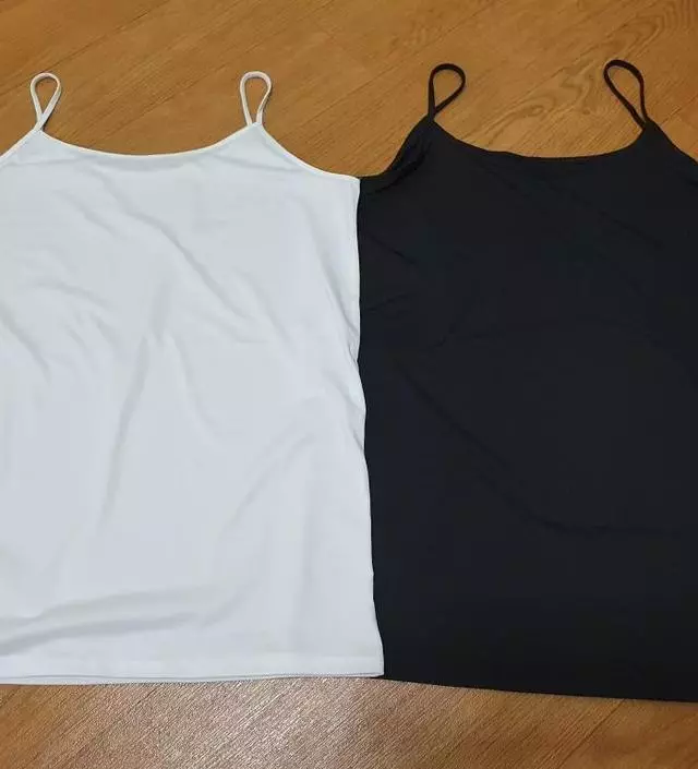 검정이 끈이 좀 더 길긴 한데 큰차이는 없어요 길이 조절하는게 없어서 걱정했는데 길이