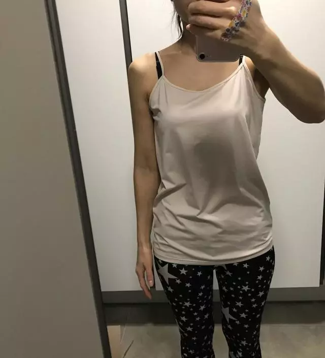 보통 끈나시는 끈이 너무 길어서 브래지어 라인보다 아래까지 휑하니 내려오는 경우가 