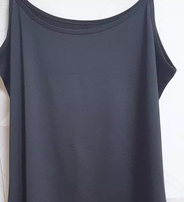 이너로 입을려고 샀어요. 촉감도 보드랍고 1+1이라서 너무 좋네요 딱 기본 디자인이고,