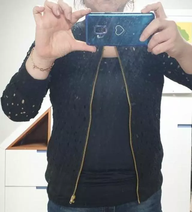 시원하고 싸이즈도낙낙하니 앏은 자켓에 입으려고 샀는데 너무 이쁘네요 제질도 짱짱이