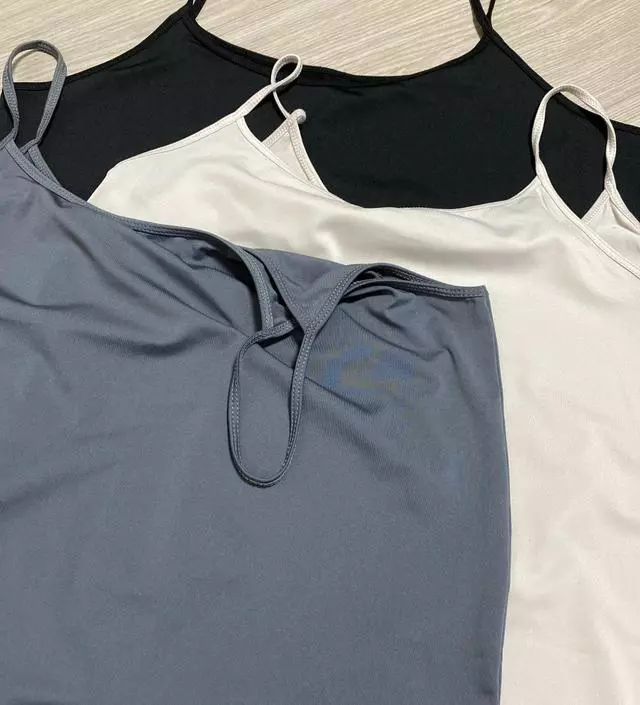 이런 기본 민소매 옷은 많으면 많을수록 좋아서 주저없이 샀어요. 색깔별로 사서 두루두