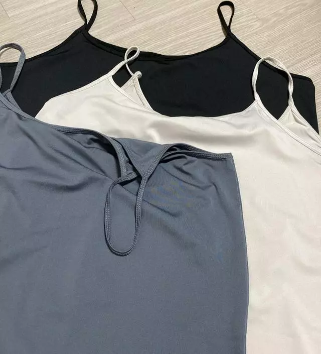 이런 기본 민소매 옷은 많으면 많을수록 좋아서 주저없이 샀어요. 검정이랑 하얀색이 제