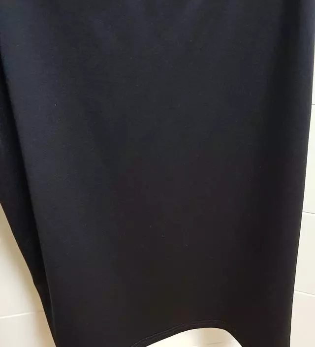 무난하게 이너로 받쳐입을수 있는 데일리템이예요.
