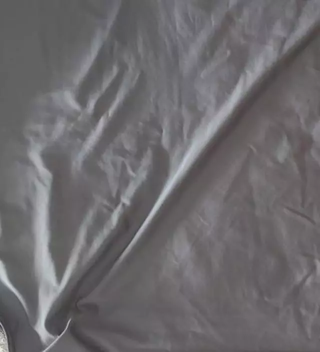 살짝 두께감은 있는데 몸에 달라붙지 않아서 덥지는 않아요
