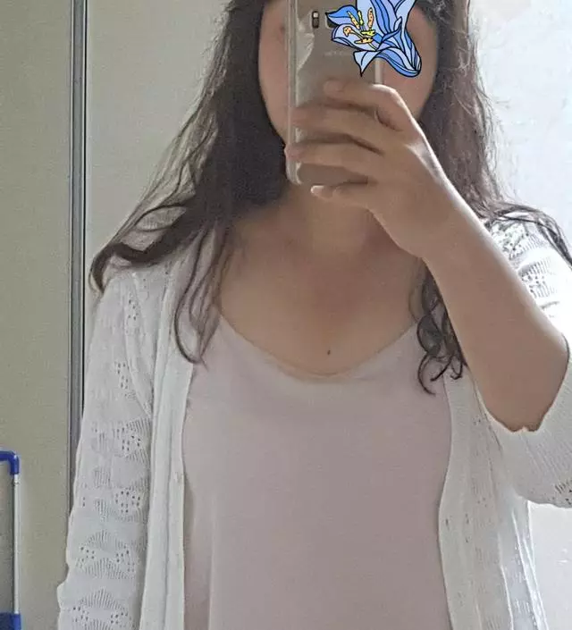 베이지,블랙 샀어요. 색깔이 고급스러워서 레이스 블라우스 안에 입어도 예쁠 것 같고 