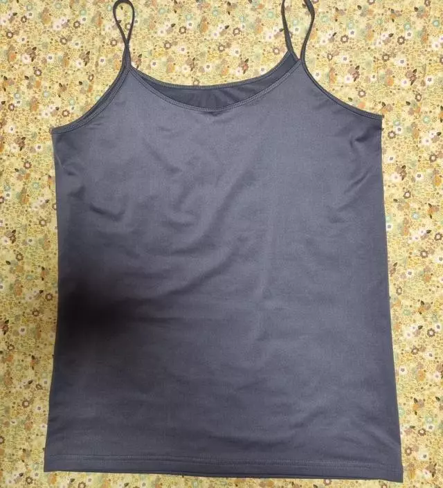 제품 소개란에 있는 그대로 찰랑찰랑하고 이쁩니다. 프리사이즈도 사이즈 넉넉해서 평소