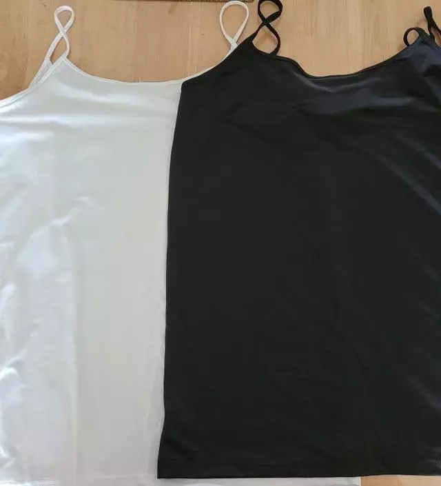 여름용 이너로 입기 시원한 소재네요.
