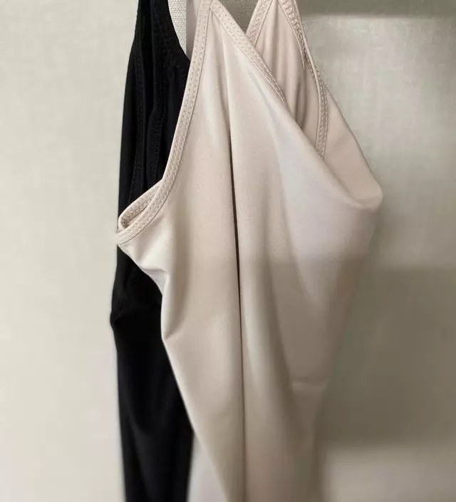 1+1이라 젛네요~낙낙해서 여름에 입기 편할것 같아요~근데 조금 더 얇은소재로 여름에도