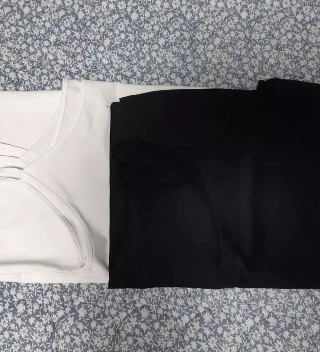 편하게 입기 좋아요.달라붙지 않아서 좋고 비치는옷 입을때 이너로 입기에 딱이네요~착