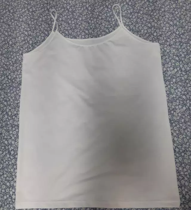 편하게 입기 좋아요.달라붙지 않아서 좋고 비치는옷 입을때 이너로 입기에 딱이네요~착