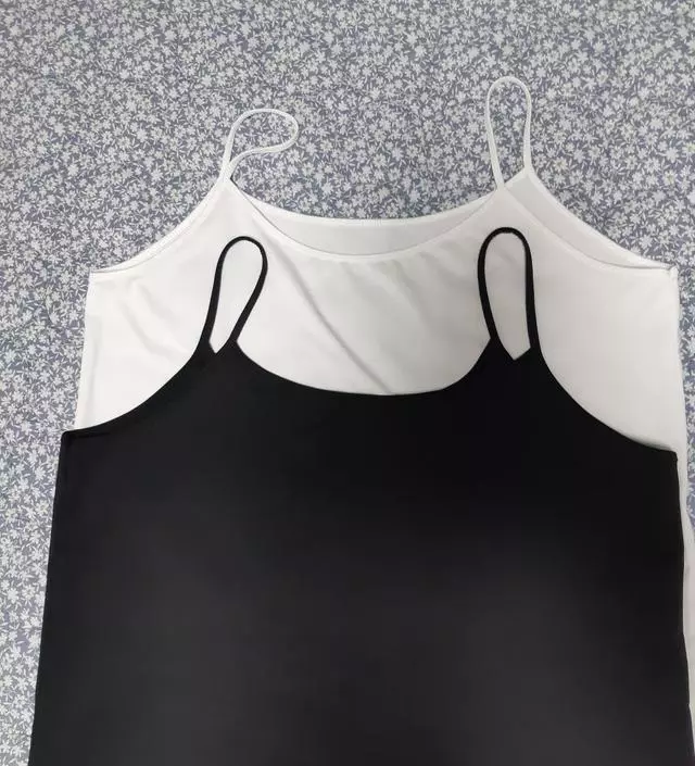 편하게 입기 좋아요.달라붙지 않아서 좋고 비치는옷 입을때 이너로 입기에 딱이네요~착