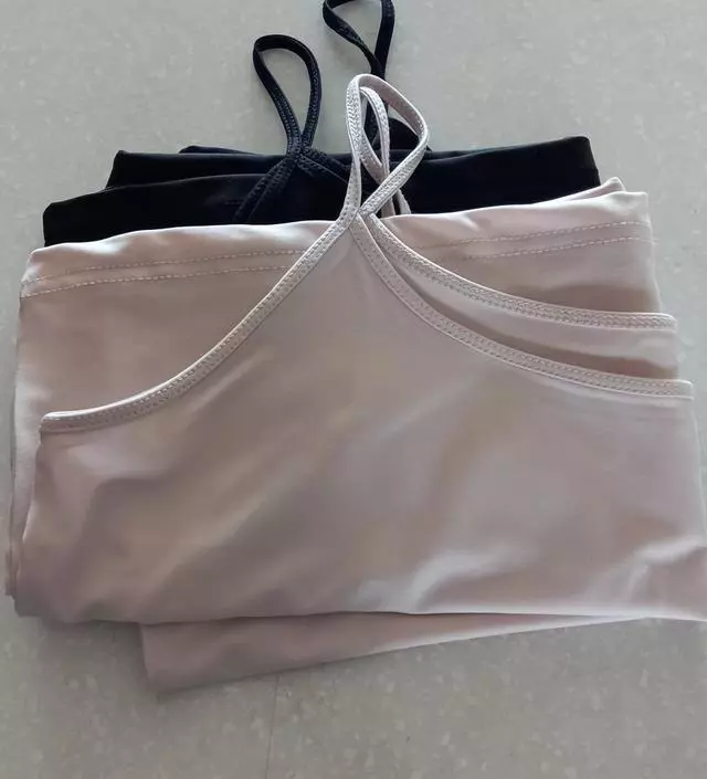 입어보니 더욱 마음에 드는 제품입니다 끈이 너무 길지도 않고 잘 맞고 소재도 시원하니