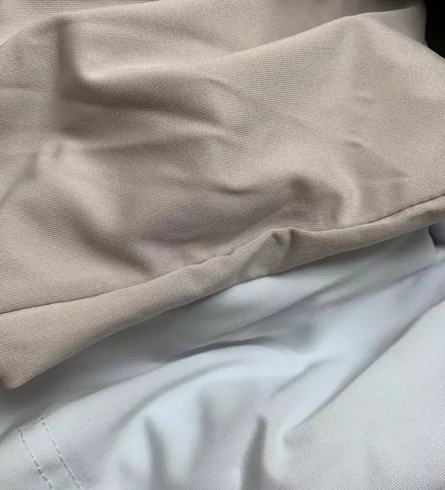 헐렁하다고 하시는데 저한테는 딱 맞네요 제가 별로 상체는 큰 편도 아닌데 이너로 비칠