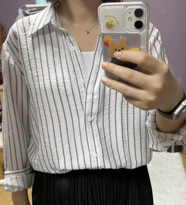 재질이 시원해서 여름에 입기 딱이에요 부들부들하니 좋아요. 이너로 잘 입고 있습니당