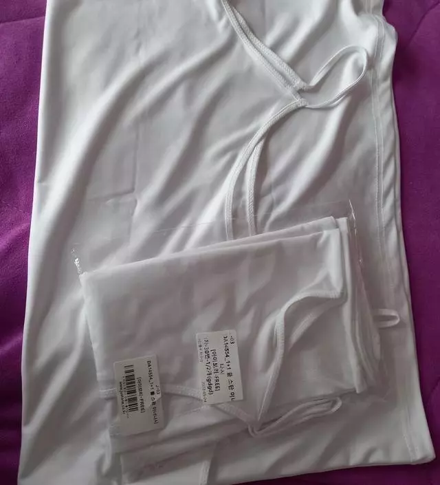 여름에 비치는 옷이 많아 잘 입고 있어요. 요즘 날씨가 너무 더운데도 그닥 덥지 않네요