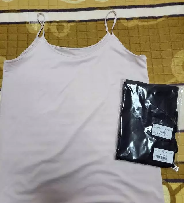 사이즈는 낙낙하니 몸에 붙지않고 잘 맞아요. 겨드랑이 부분이 처음엔 너무 맞다고 생각