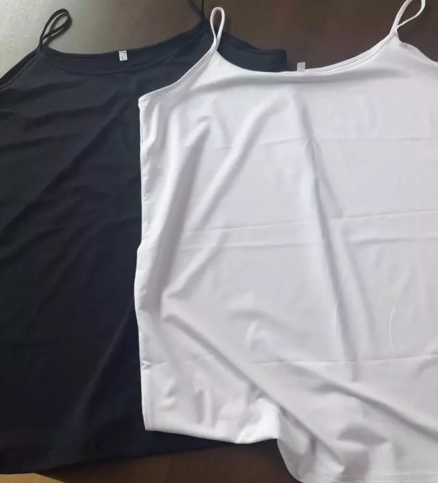 며칠전에 샀던 니트 상의가 비치는 옷이라 이너로 입으려고 샀어요. 재질은 시원하고 사