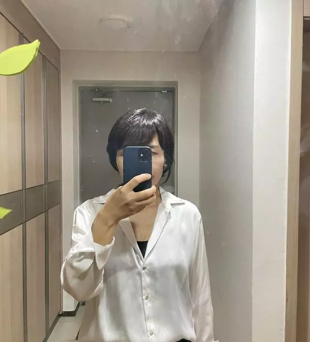 길이도 적당하고 색감도 좋아요. 지나치게 번들거리는 소재가 아니라서 더 만족스럽게 