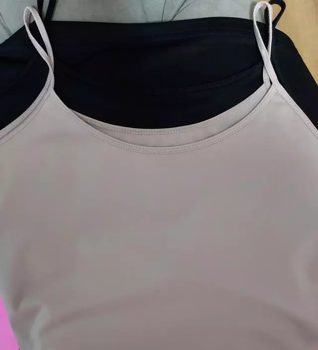 생각했던것보다 조금 도톰하네요ᆢ이너로 입기에는 편하게 잘입을수있을것 같아요ᆢ쿨스