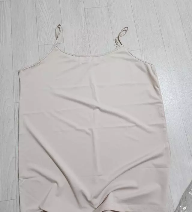 아직입기 전입니다 하얀 브라우스입을때 이너로 입으려고 합니다
