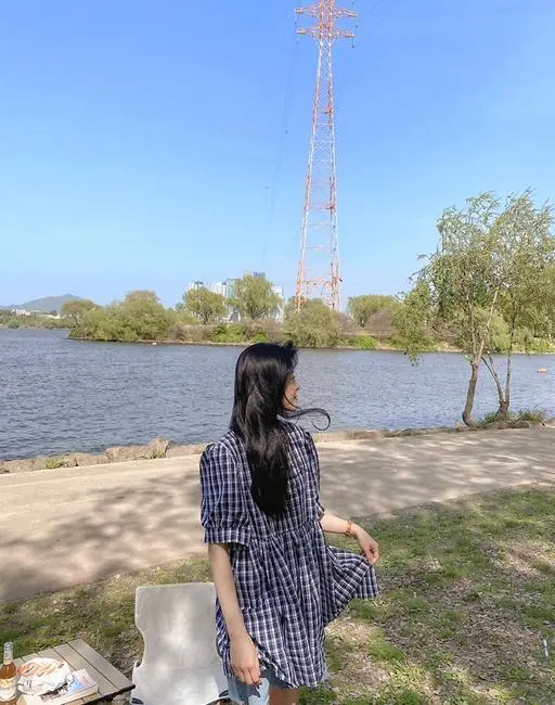 에다 시어커스 퍼프소매 체크 블라우스