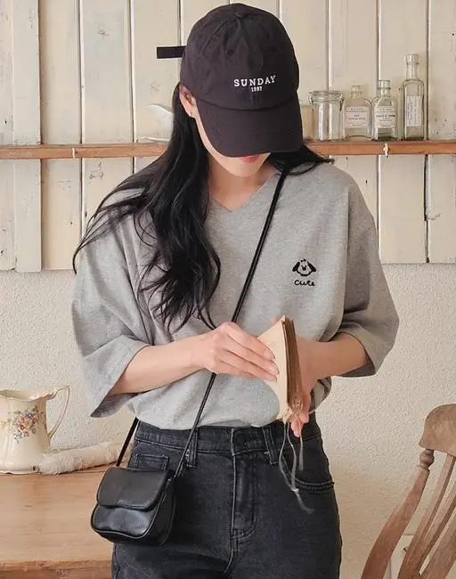 큣 퍼피 자수 브이넥 티셔츠