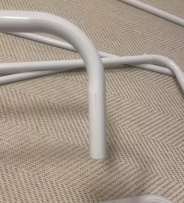 [네이버브랜드스토어 리뷰] 저렴해서 그런지 깔끔한 제품은 아니에요..  커브는 구겨지고 옷걸이가 안떨어지게 하는