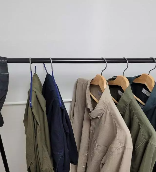 [네이버브랜드스토어 리뷰] 자주 입는 옷은 행거에 걸어두고 싶었는데 제가 원하던 제품이에요 심플한 행거라 다른