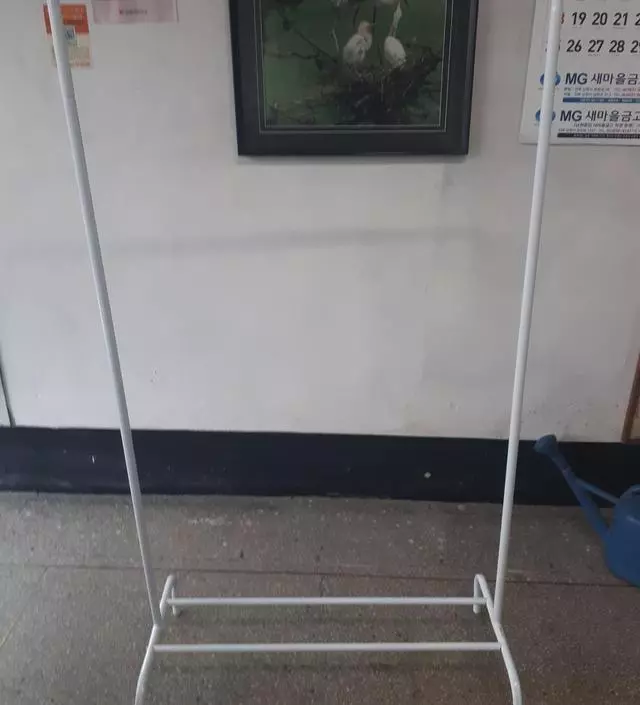 [네이버브랜드스토어 리뷰] 위에봉끼우는곳이 찌그러져와서 안들어가 뺀치로 늘려 간신히 끼웠습니다. 반품하고 다