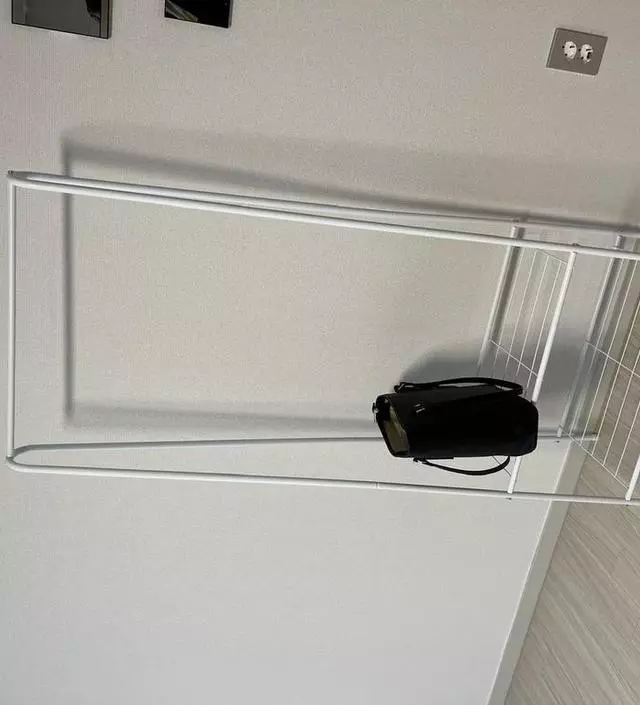 [네이버브랜드스토어 리뷰] 조립하기도 어렵지 않고 행거 밑에 수납공간이 있어서 가방같은거 두고 쓰기 좋아요!
