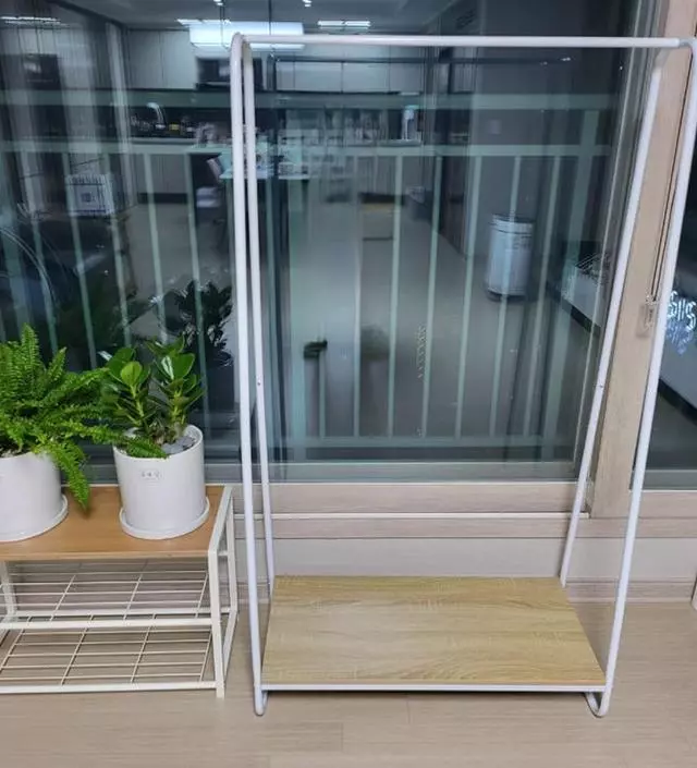 [네이버브랜드스토어 리뷰] 화분 올려 놓은 선반이랑 잘 어울리고 좋아요ㅎㅎ 남편이 거실 쇼파에 옷 벗어 놓는거 