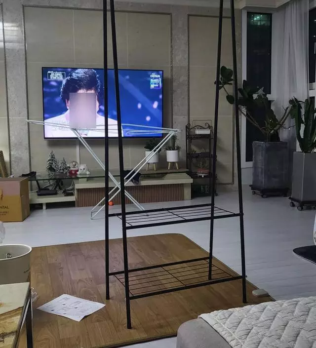 [네이버브랜드스토어 리뷰] 딸아이방에 옷걸이가 자꾸 넘어져서요 이제품은딱입니다