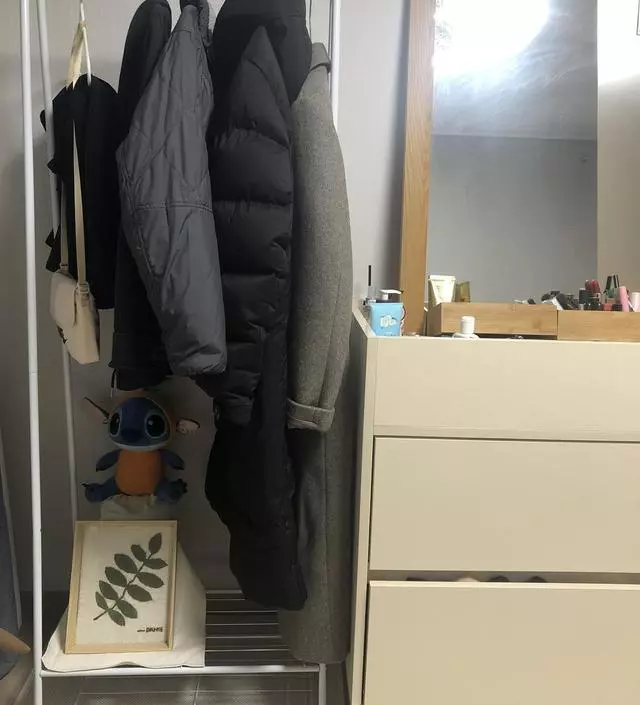 [네이버브랜드스토어 리뷰] 옷 안걸었을때는 중심 안 잡혀서 시소처럼 움직였는데 옷걸고 두니깐 딱 잘 잡히고 긴코