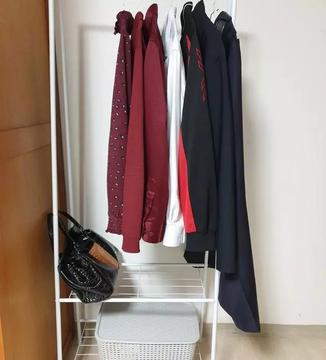 [네이버브랜드스토어 리뷰] 저렴한 가격으로 아주 잘 산 것 같습니다. 장롱 옆 공간에 쏙 들어가서 좋습니다. 옷도