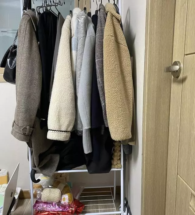 [네이버브랜드스토어 리뷰] 솔직히 말하면 엄청 견고하진 않지만 가격 대비 굉장히 괜찮은 물건이에요! 옷 많이 걸