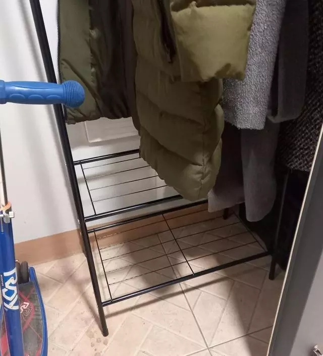 [네이버브랜드스토어 리뷰] 현관이랑 대문 ? 사이에 있는 공간에 놓고 
