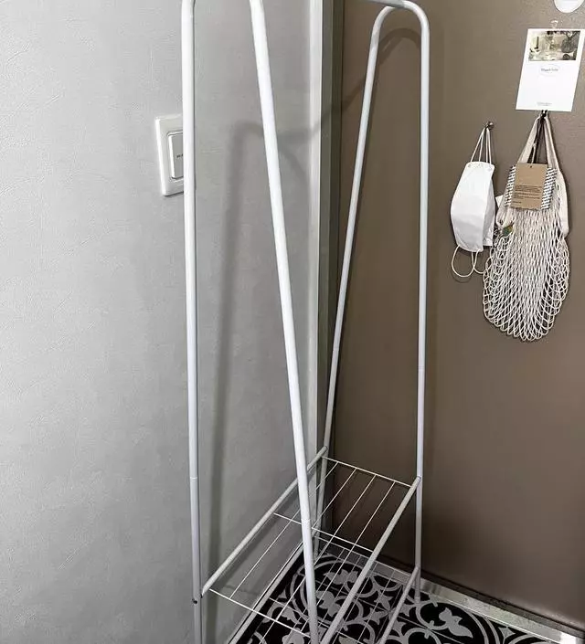 [네이버브랜드스토어 리뷰] 현관에 둘거라 너무 크지 않은 행거를 원했는데 사이즈가 적당해요. 조립도 쉽고 분해하