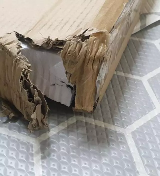 [네이버브랜드스토어 리뷰] 박스가 깨져있어서 걱정했는데 스펀지랑 나무꼭지점마다 플라스틱끼우개를 껴주셔서 무