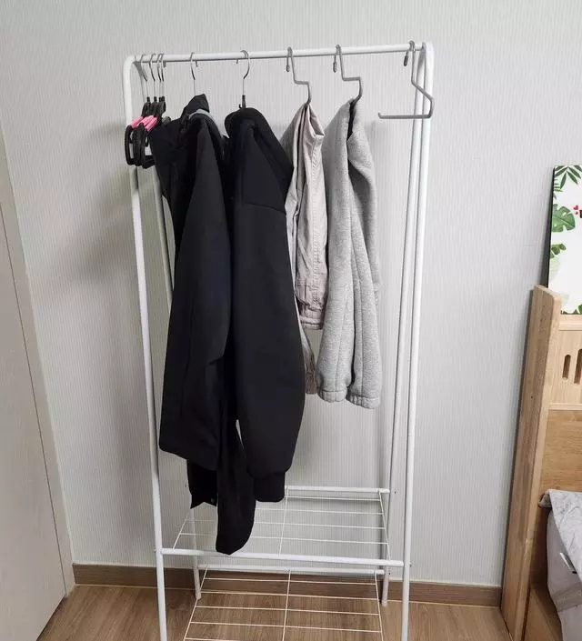 [네이버브랜드스토어 리뷰] 작은방에  옷 몇개 걸려고 구입했어요.
